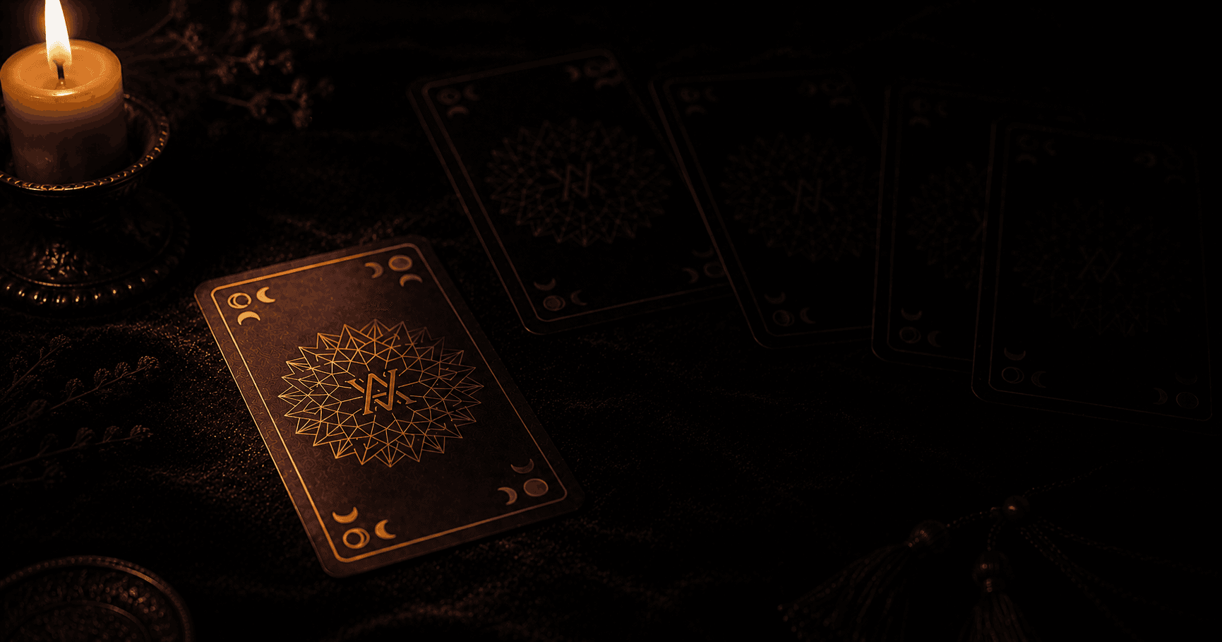 Una carta de tarot iluminada a medias sobre una mesa oscura, con el resto de la tirada desvaneciéndose en la sombra