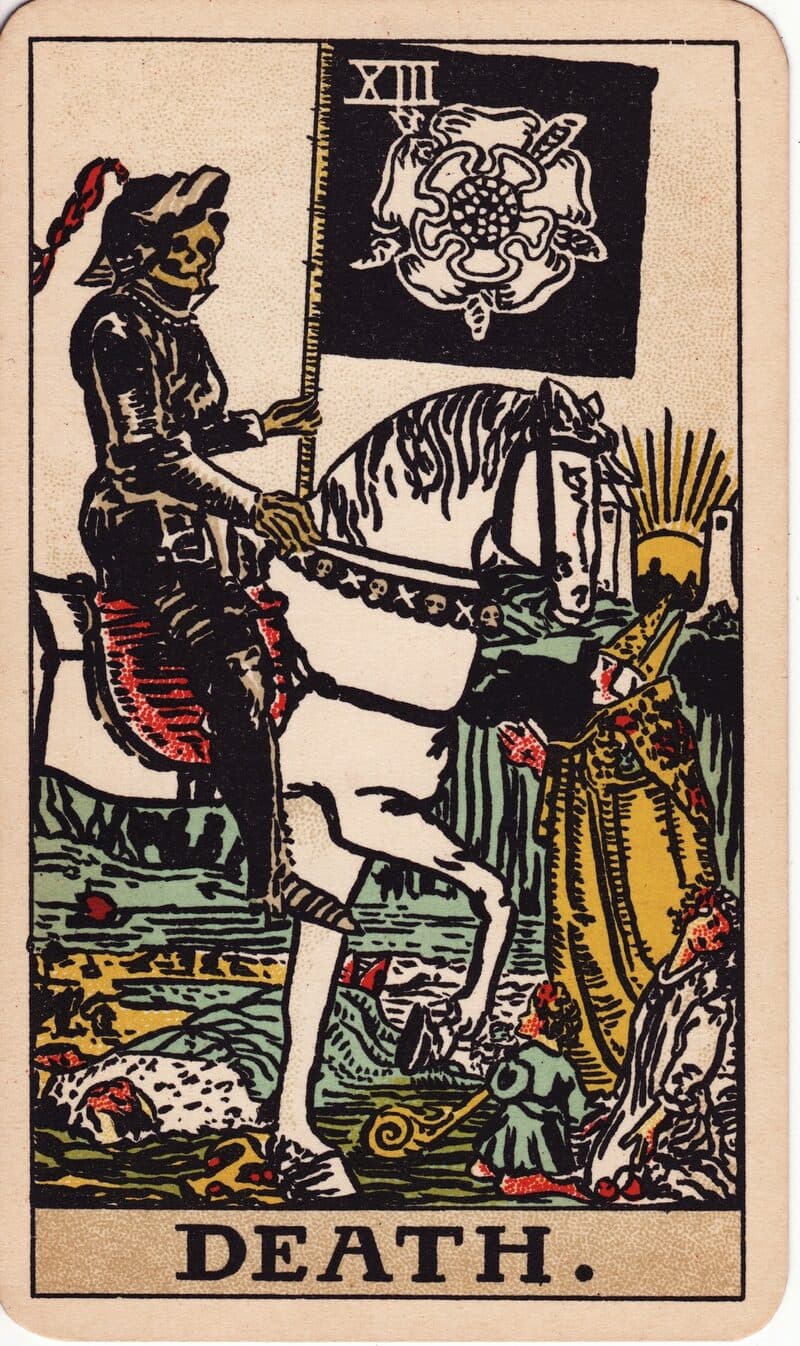 Carta de La Muerte — esqueleto con armadura negra en caballo blanco portando estandarte con rosa blanca, baraja Rider-Waite-Smith