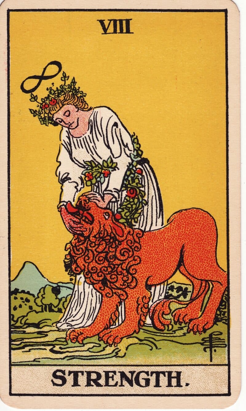 Carta de La Fuerza — mujer serena cerrando las fauces de un león con símbolo del infinito, baraja Rider-Waite-Smith