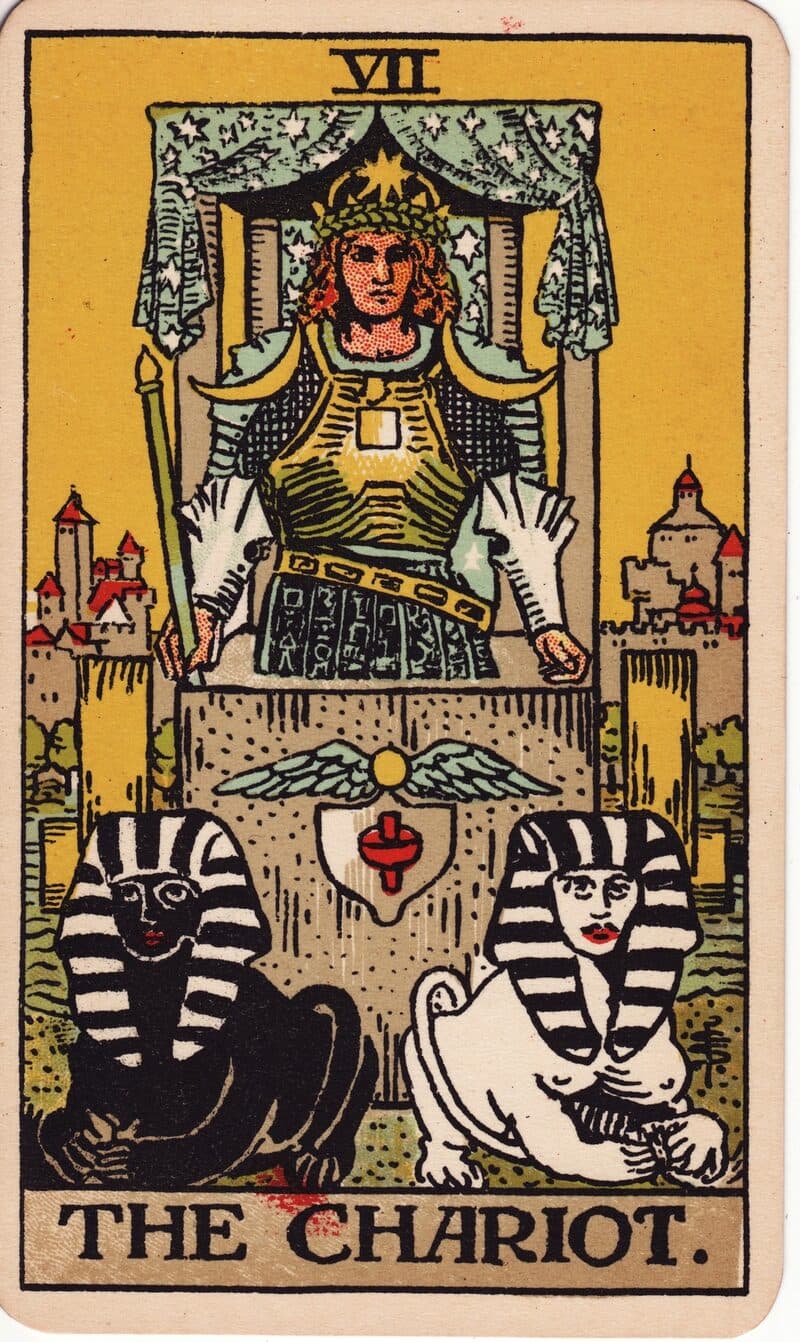 Carta de El Carro — figura con armadura en carro de piedra tirado por dos esfinges, baraja Rider-Waite-Smith