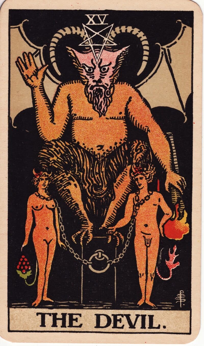 Carta de El Diablo — figura cornuda sobre cubo negro con dos figuras encadenadas, baraja Rider-Waite-Smith
