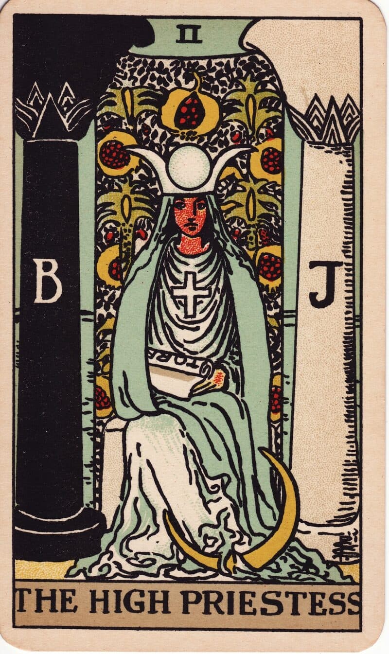 Carta de La Sacerdotisa — figura sentada entre dos columnas con luna creciente y velo de granadas, baraja Rider-Waite-Smith