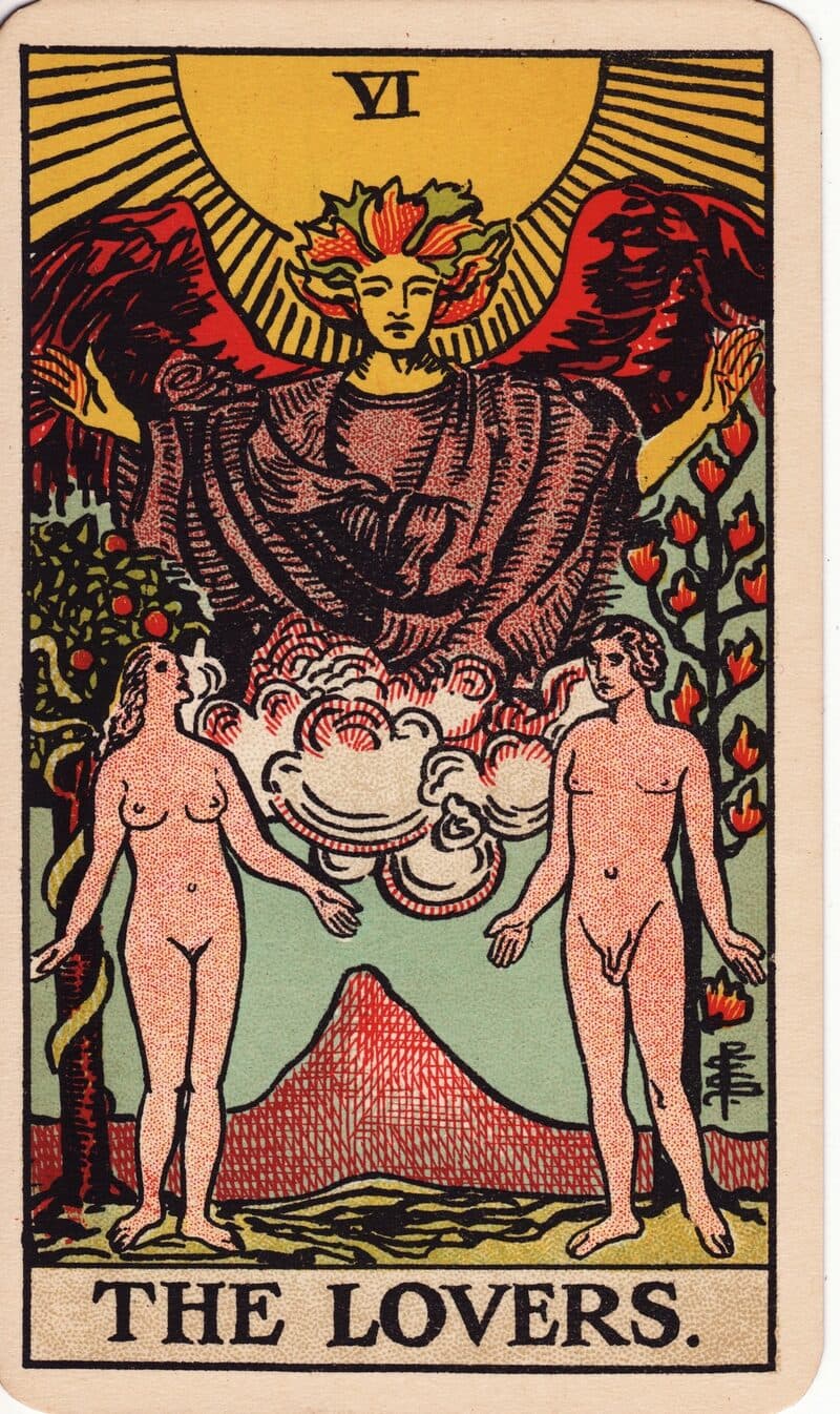 Carta de Los Enamorados — hombre y mujer bajo un ángel alado en un jardín con dos árboles, baraja Rider-Waite-Smith